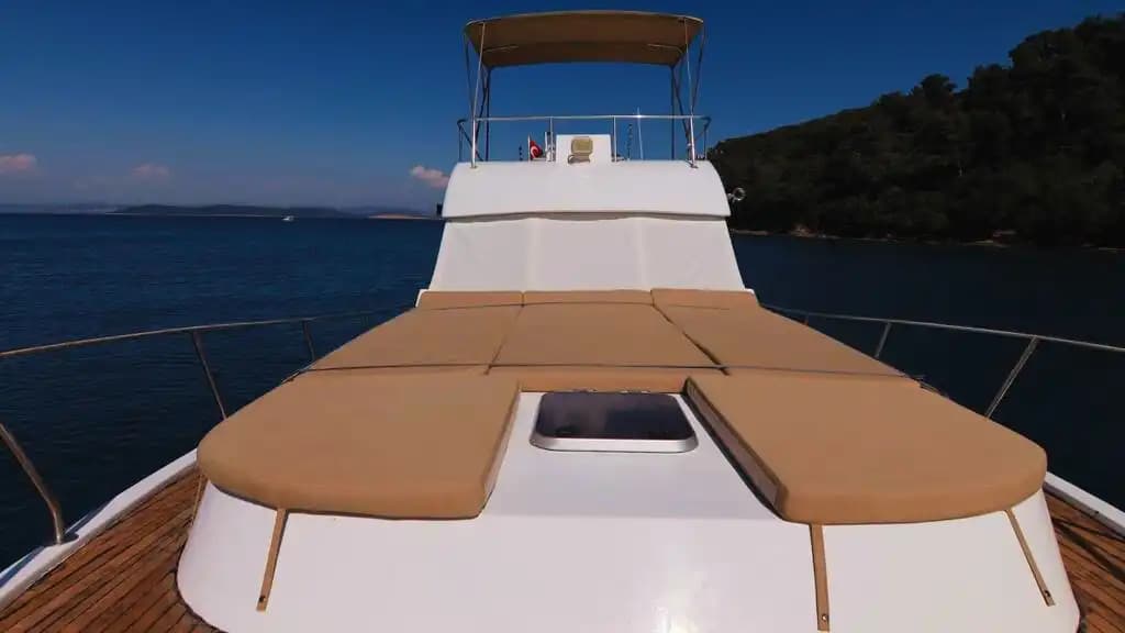 Bodrum'un Büyüleyici Koylarında ile Günübirlik veya Saatlik Lüks Deneyim Sunan Kiralık Tekne 8