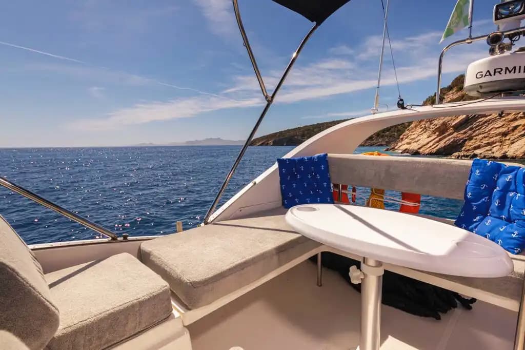 Bodrum’da 14 Metrelik Motoryat ile Günübirlik veya Saatlik Lüks Turlar 12