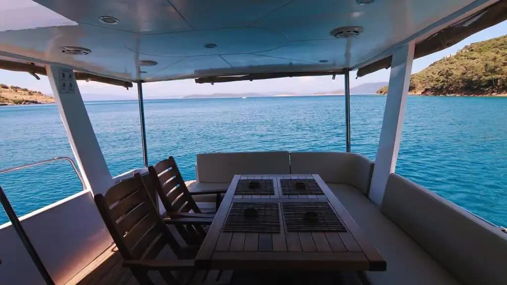 Bodrum'un Büyüleyici Koylarında ile Günübirlik veya Saatlik Lüks Deneyim Sunan Kiralık Tekne 9