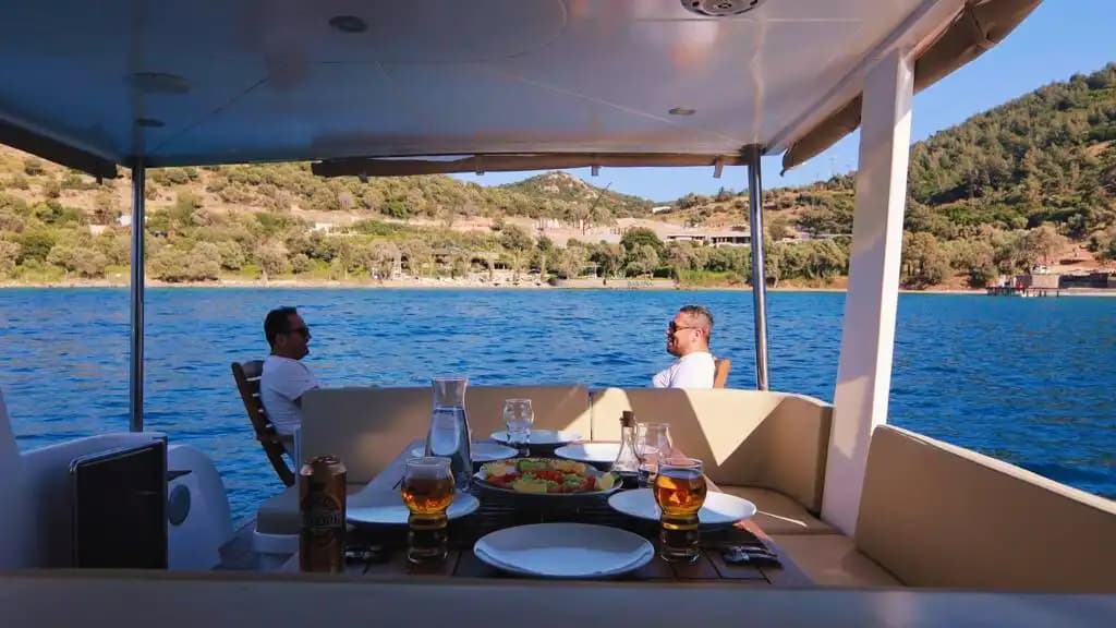 Bodrum'un Büyüleyici Koylarında ile Günübirlik veya Saatlik Lüks Deneyim Sunan Kiralık Tekne 10