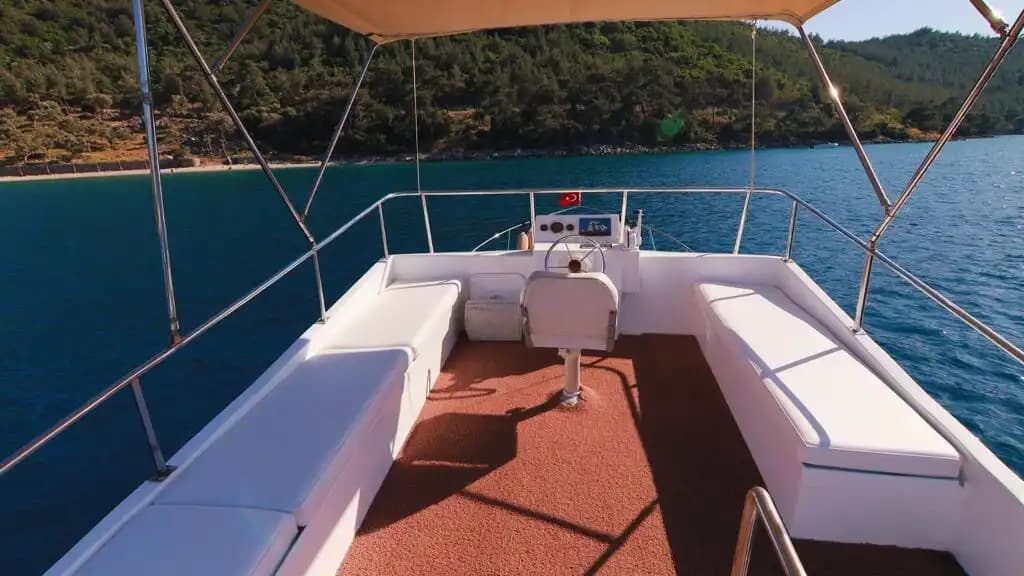 Bodrum'un Büyüleyici Koylarında ile Günübirlik veya Saatlik Lüks Deneyim Sunan Kiralık Tekne 12