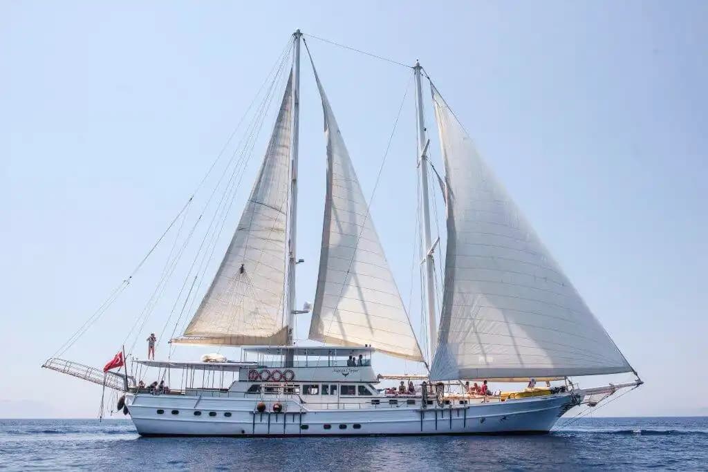 Bodrum'da 11 Kabinli, 22 Kişi Kapasiteli 33 Metrelik Lüks Gulet