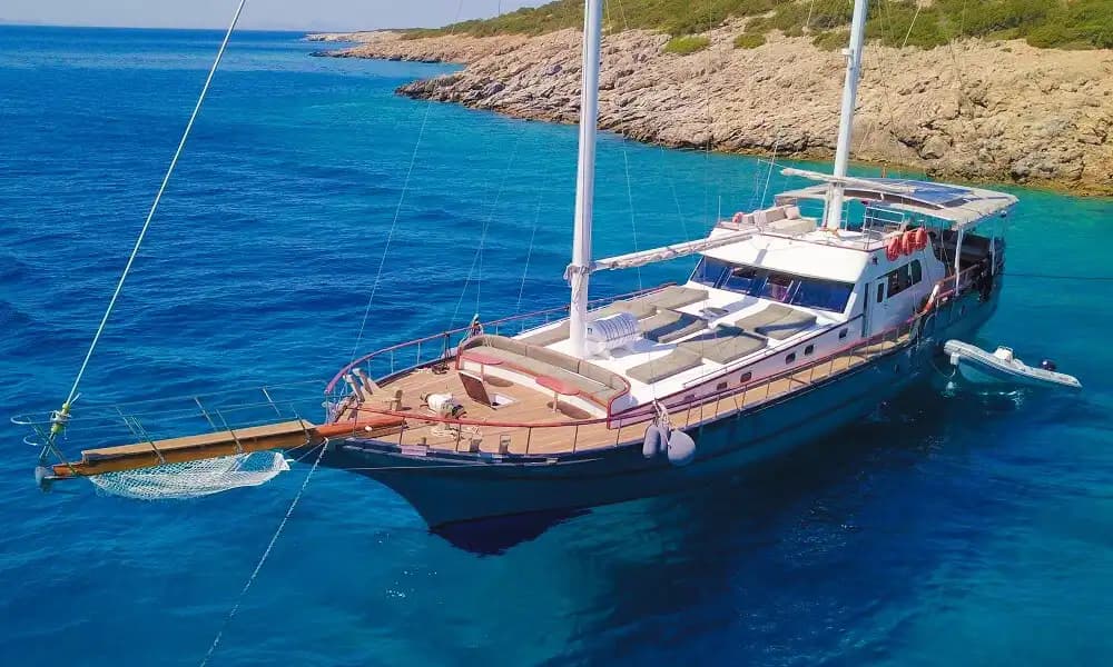 28 Metrelik Geniş Gulet, 12 kişilik Kapasitesiyle Bodrum’un Eşsiz Koylarında Unutulmaz Bir Tatil