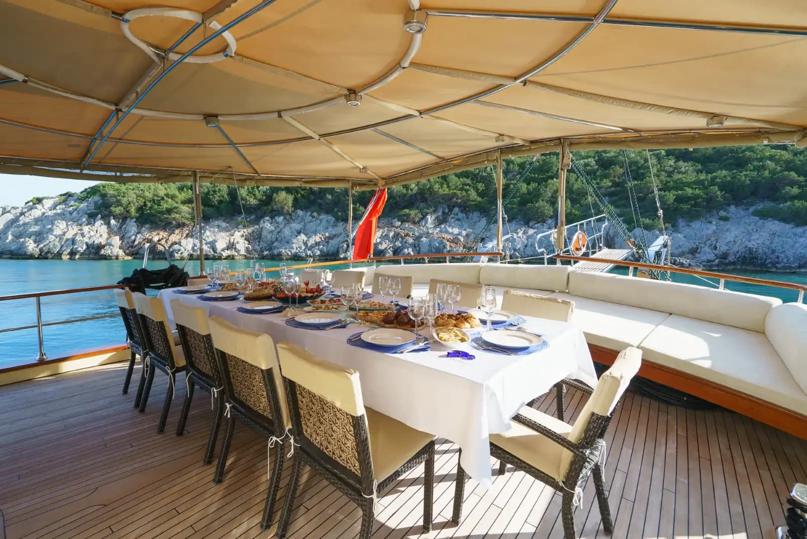 Bodrum’un Enfes Koylarında Lüks ve Konforlu 12 Kişi Kapasiteli Gulet 7