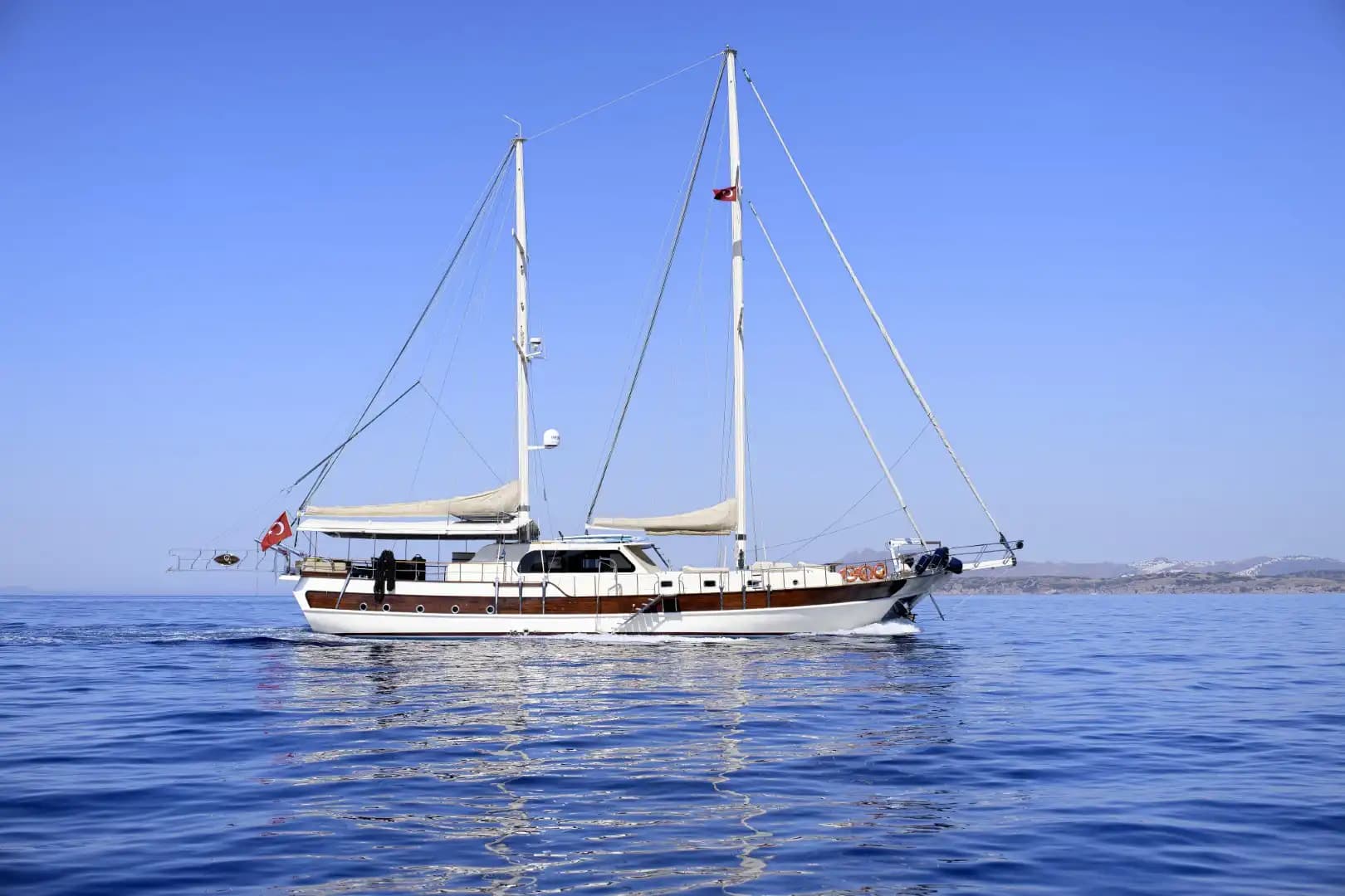 Bodrum’un Enfes Koylarında Lüks ve Konforlu 12 Kişi Kapasiteli Gulet 11