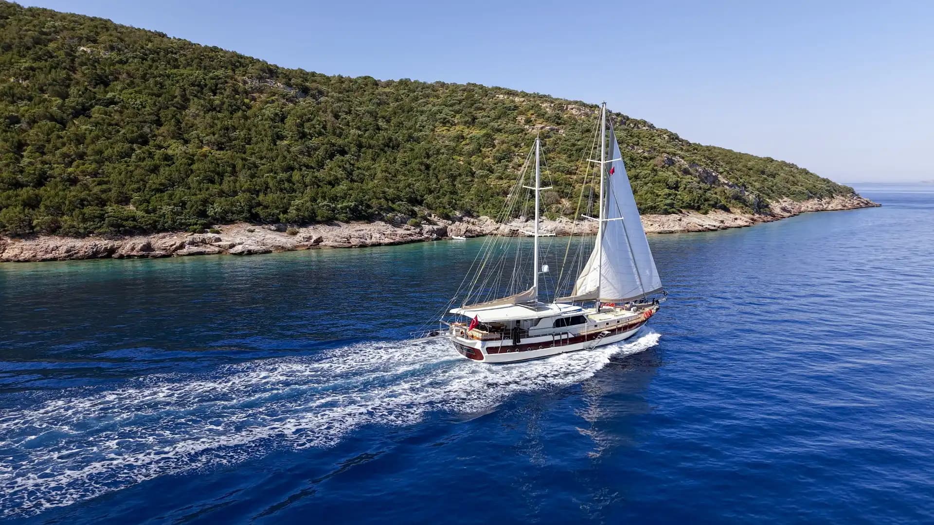 Bodrum’un Enfes Koylarında Lüks ve Konforlu 12 Kişi Kapasiteli Gulet 10