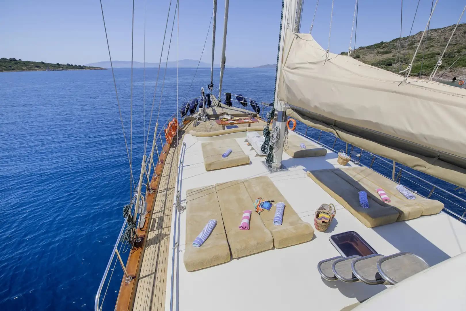 Bodrum’un Enfes Koylarında Lüks ve Konforlu 12 Kişi Kapasiteli Gulet 22