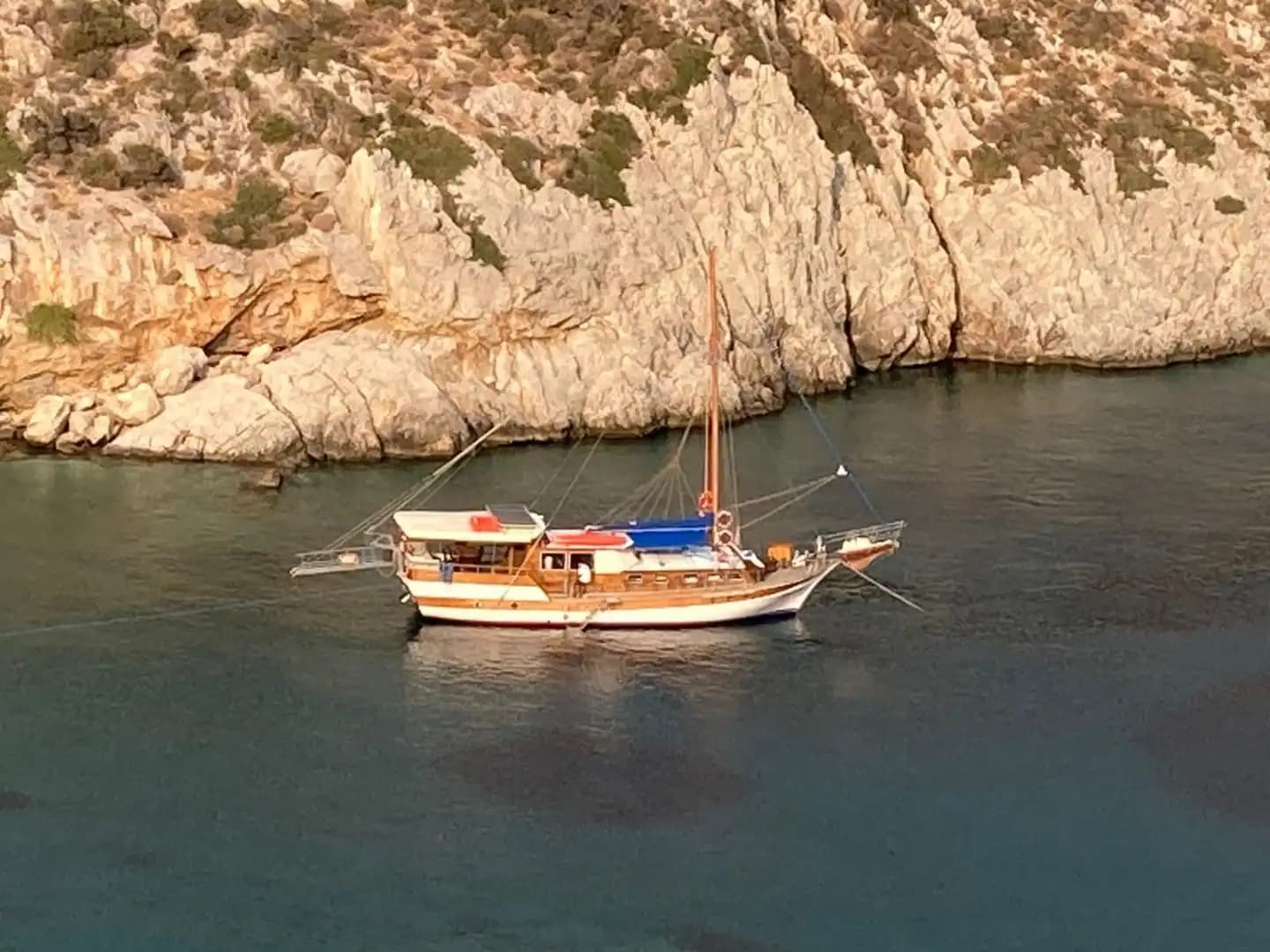 Gökova Körfezi'nin Saklı Koylarında, 4 Kabinli, 8 Kişilik Huzurlu Gulet 8