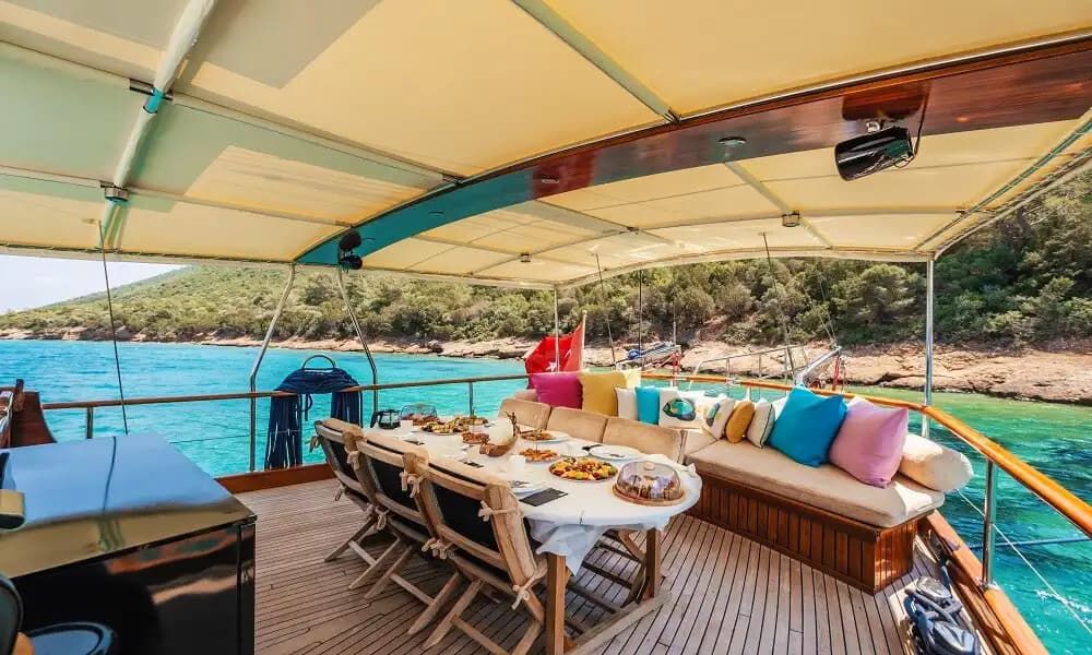 Bodrum’un Büyüleyici Koylarında 4 Kabinli Lüks Gulet ile Unutulmaz Bir Mavi Yolculuk