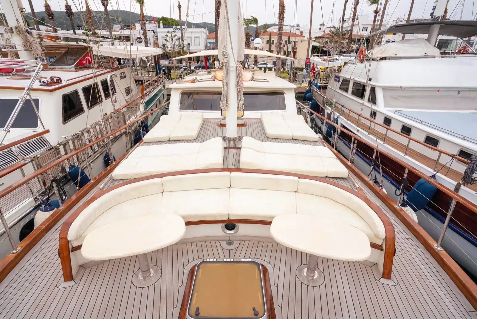Bodrum’da 22 Metrelik Şık Gulet ile Konforlu Eşisz Mavi Yolculuk 9