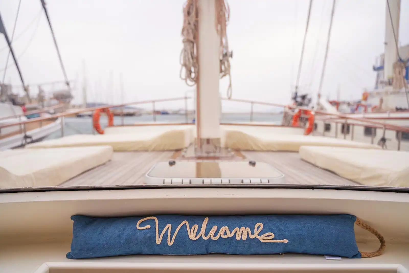 Bodrum’da 22 Metrelik Şık Gulet ile Konforlu Eşisz Mavi Yolculuk 11