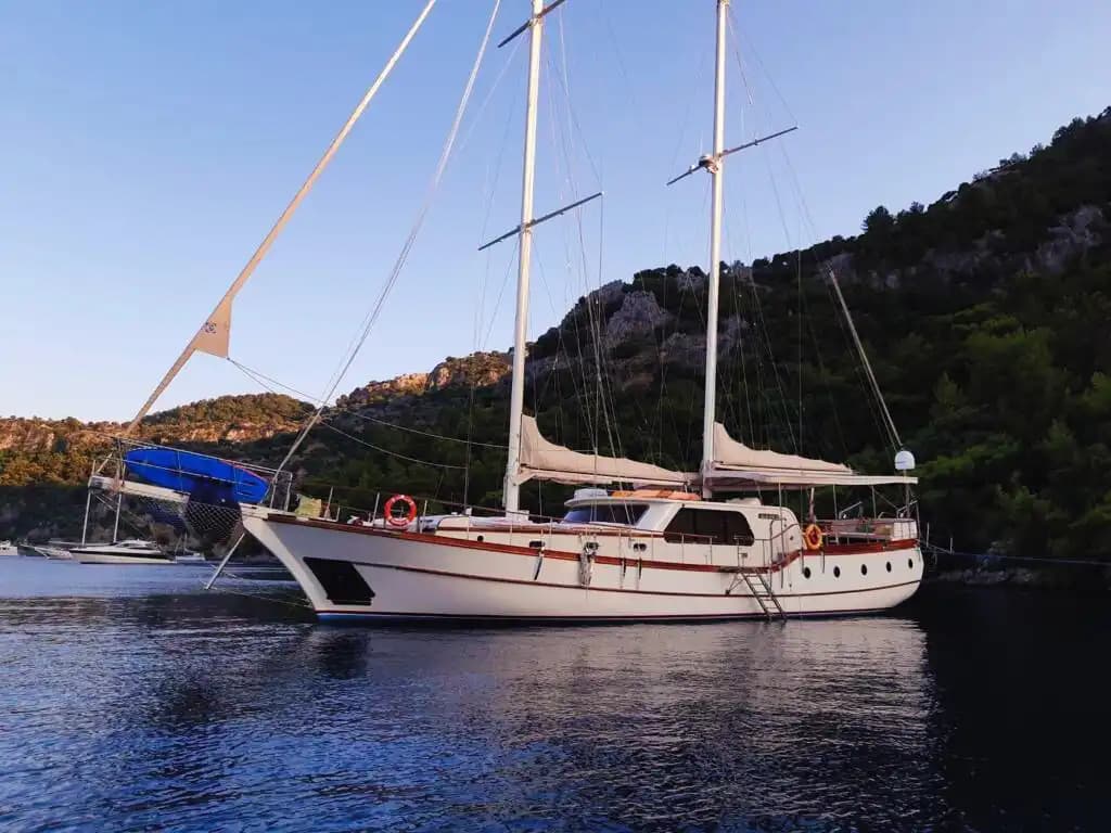 Bodrum’da 22 Metrelik Şık Gulet ile Konforlu Eşisz Mavi Yolculuk