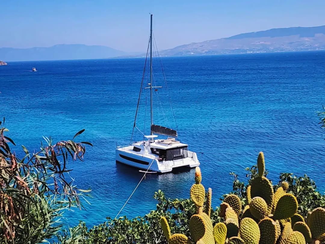 Bodrum’da 14 Metrelik Bali Katamaran ile Lüks Konaklamalı Mavi Tur