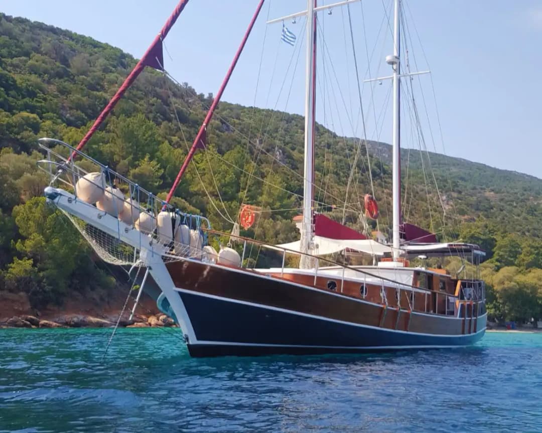 Kuşadası'nda 21 Metrelik Konforlu Gulet ile Masmavi Sularda Eşsiz Deneyimler Keşfedin