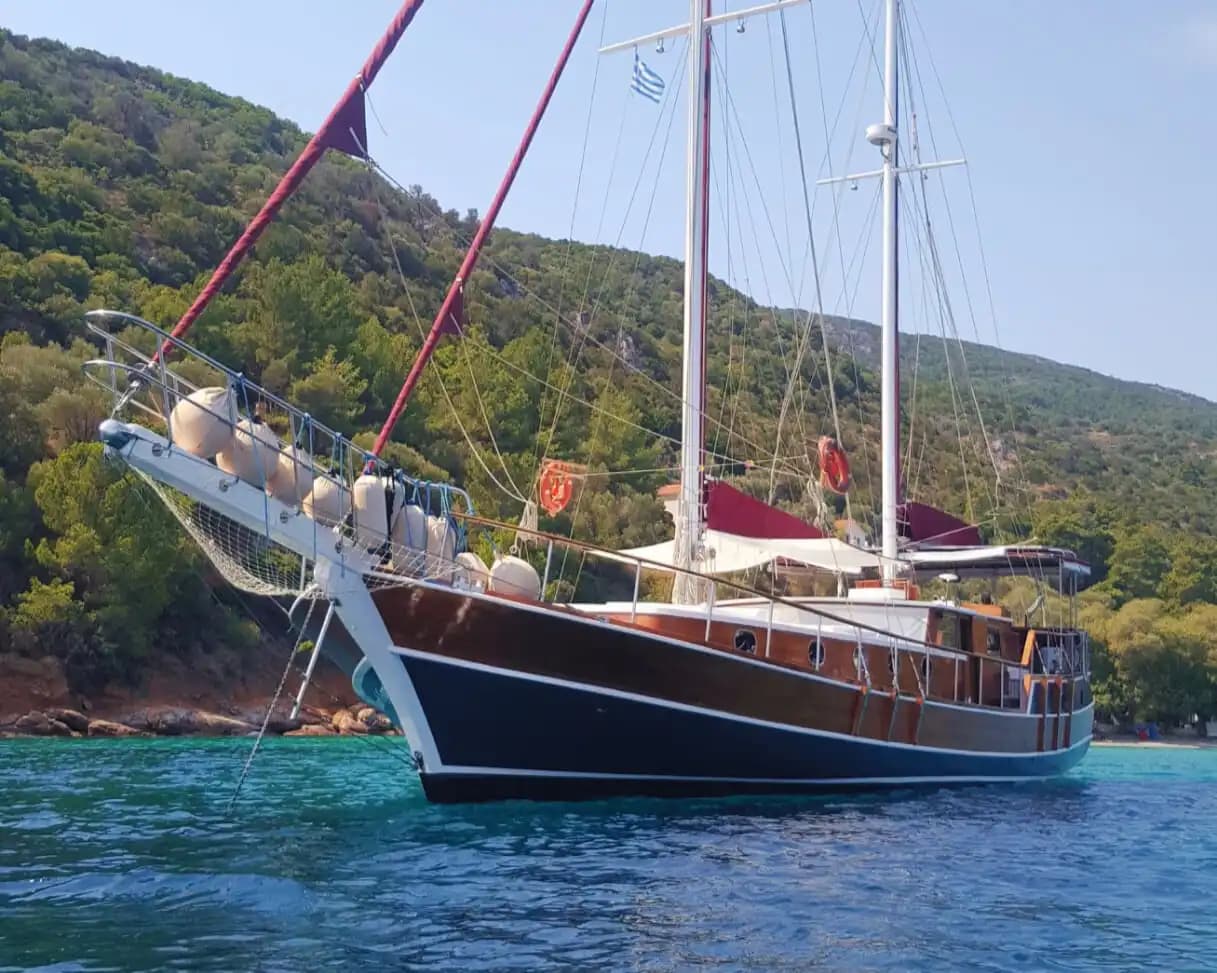 Kuşadası'nda 21 Metrelik Konforlu Gulet ile Masmavi Sularda Eşsiz Deneyimler Keşfedin