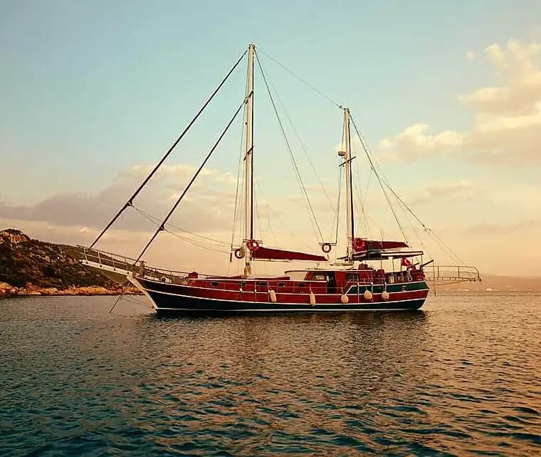 Kuşadası'nda 21 Metrelik Konforlu Gulet ile Masmavi Sularda Eşsiz Deneyimler Keşfedin