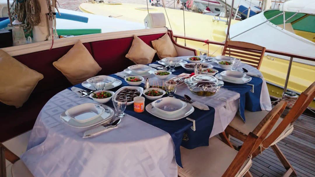 Kuşadası'nda 21 Metrelik Konforlu Gulet ile Masmavi Sularda Eşsiz Deneyimler Keşfedin