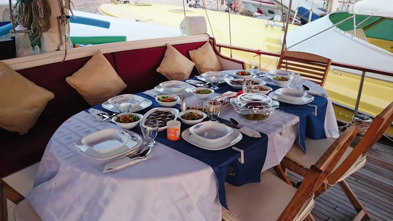 Kuşadası'nda 21 Metrelik Konforlu Gulet ile Masmavi Sularda Eşsiz Deneyimler Keşfedin