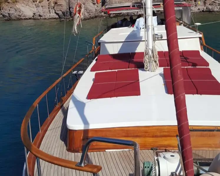 Kuşadası'nda 21 Metrelik Konforlu Gulet ile Masmavi Sularda Eşsiz Deneyimler Keşfedin 6