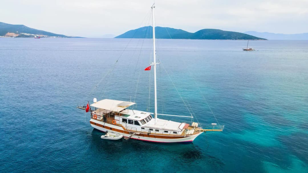 Bodrum'un Göz Alıcı Koylarında, Konforlu 18 Metrelik Gulet ile Unutulmaz Bir Mavi Tur