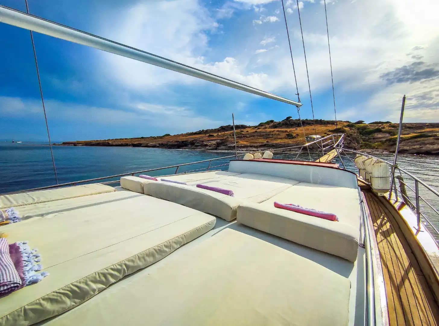 Bodrum'un Göz Alıcı Koylarında, Konforlu 18 Metrelik Gulet ile Unutulmaz Bir Mavi Tur 15