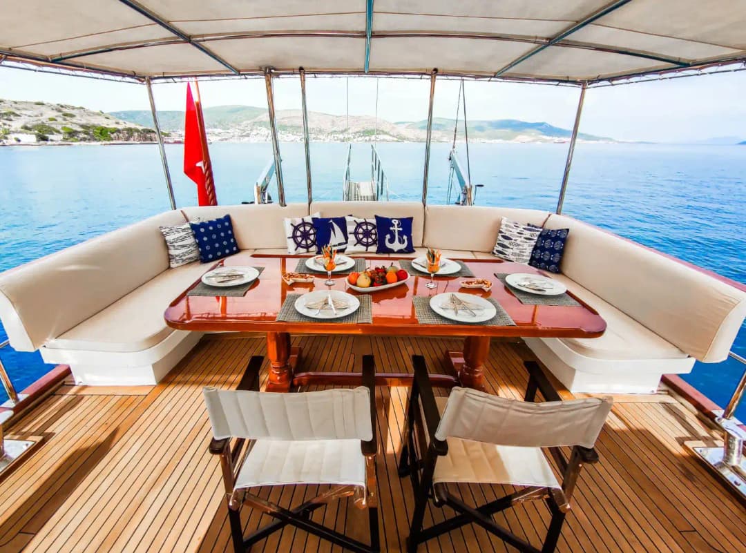 Bodrum'un Göz Alıcı Koylarında, Konforlu 18 Metrelik Gulet ile Unutulmaz Bir Mavi Tur