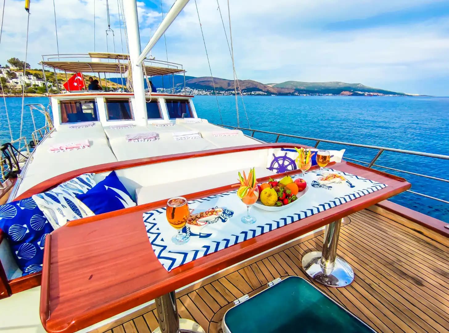 Bodrum'un Göz Alıcı Koylarında, Konforlu 18 Metrelik Gulet ile Unutulmaz Bir Mavi Tur 18