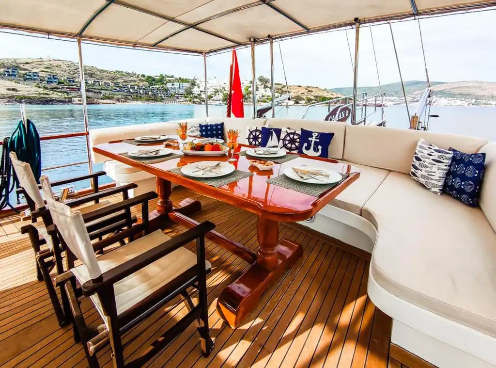 Bodrum'un Göz Alıcı Koylarında, Konforlu 18 Metrelik Gulet ile Unutulmaz Bir Mavi Tur 5