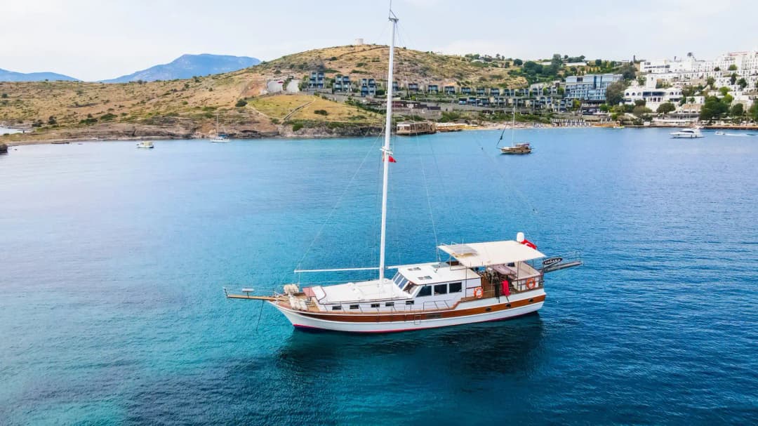 Bodrum'un Göz Alıcı Koylarında, Konforlu 18 Metrelik Gulet ile Unutulmaz Bir Mavi Tur