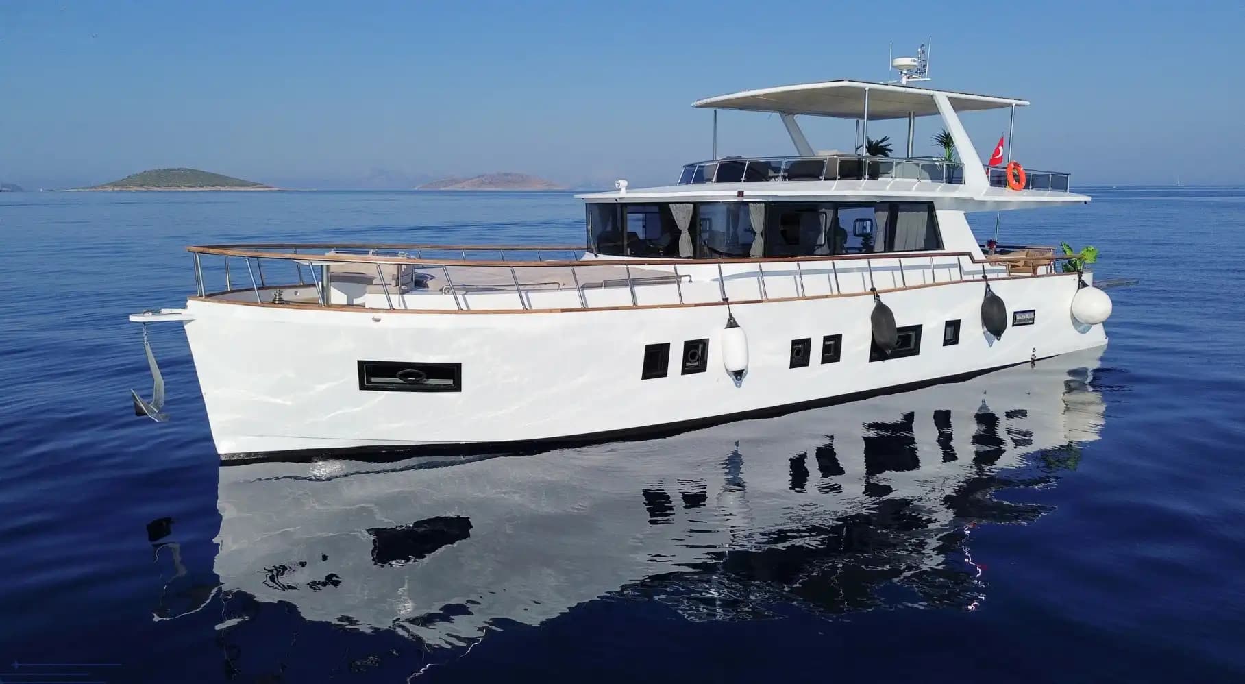 Bodrum'da 21m Lüks Motoryat Kiralama | 4 Kabin 11 Kişi Flybridge Konaklamalı 6