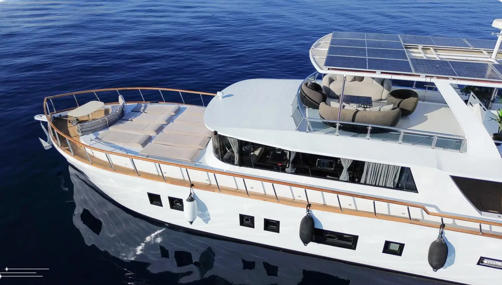 Bodrum'da 21m Lüks Motoryat Kiralama | 4 Kabin 11 Kişi Flybridge Konaklamalı 10
