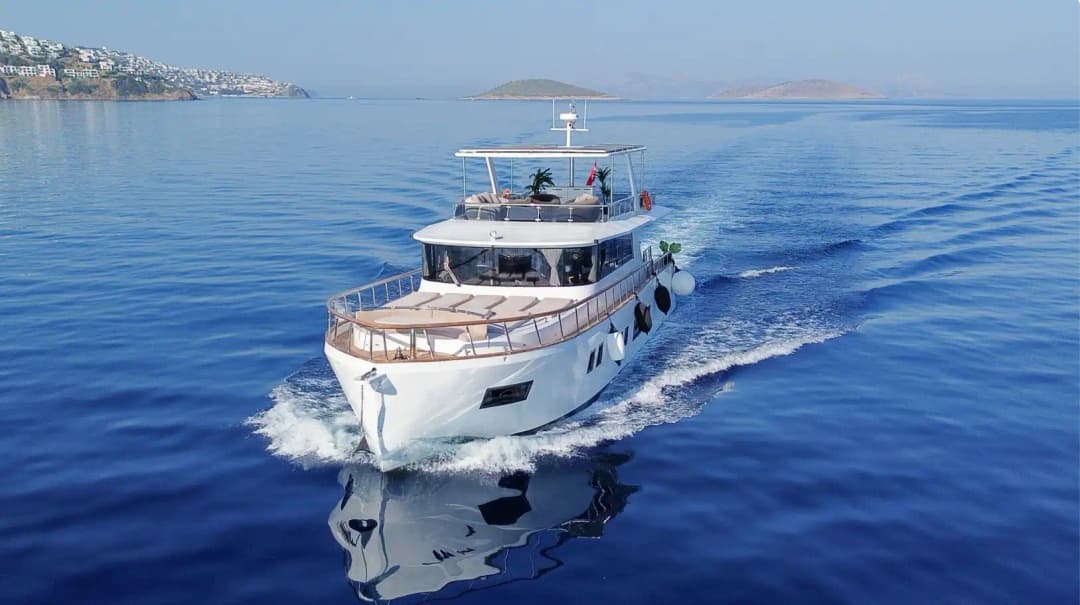 Bodrum'da 21m Lüks Motoryat Kiralama | 4 Kabin 11 Kişi Flybridge Konaklamalı