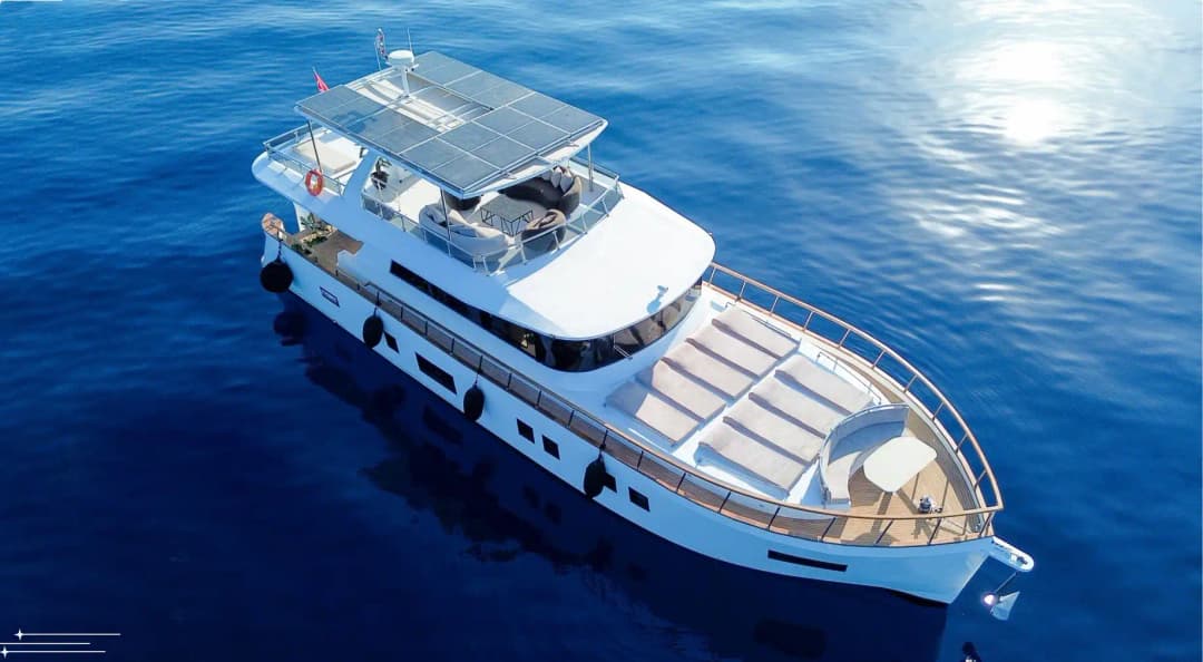 Bodrum'da 21m Lüks Motoryat Kiralama | 4 Kabin 11 Kişi Flybridge Konaklamalı