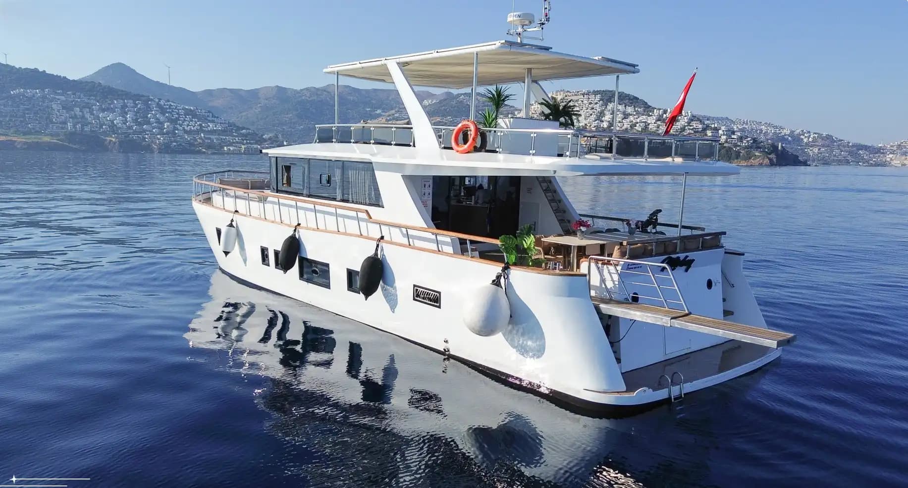 Bodrum'da 21m Lüks Motoryat Kiralama | 4 Kabin 11 Kişi Flybridge Konaklamalı 9