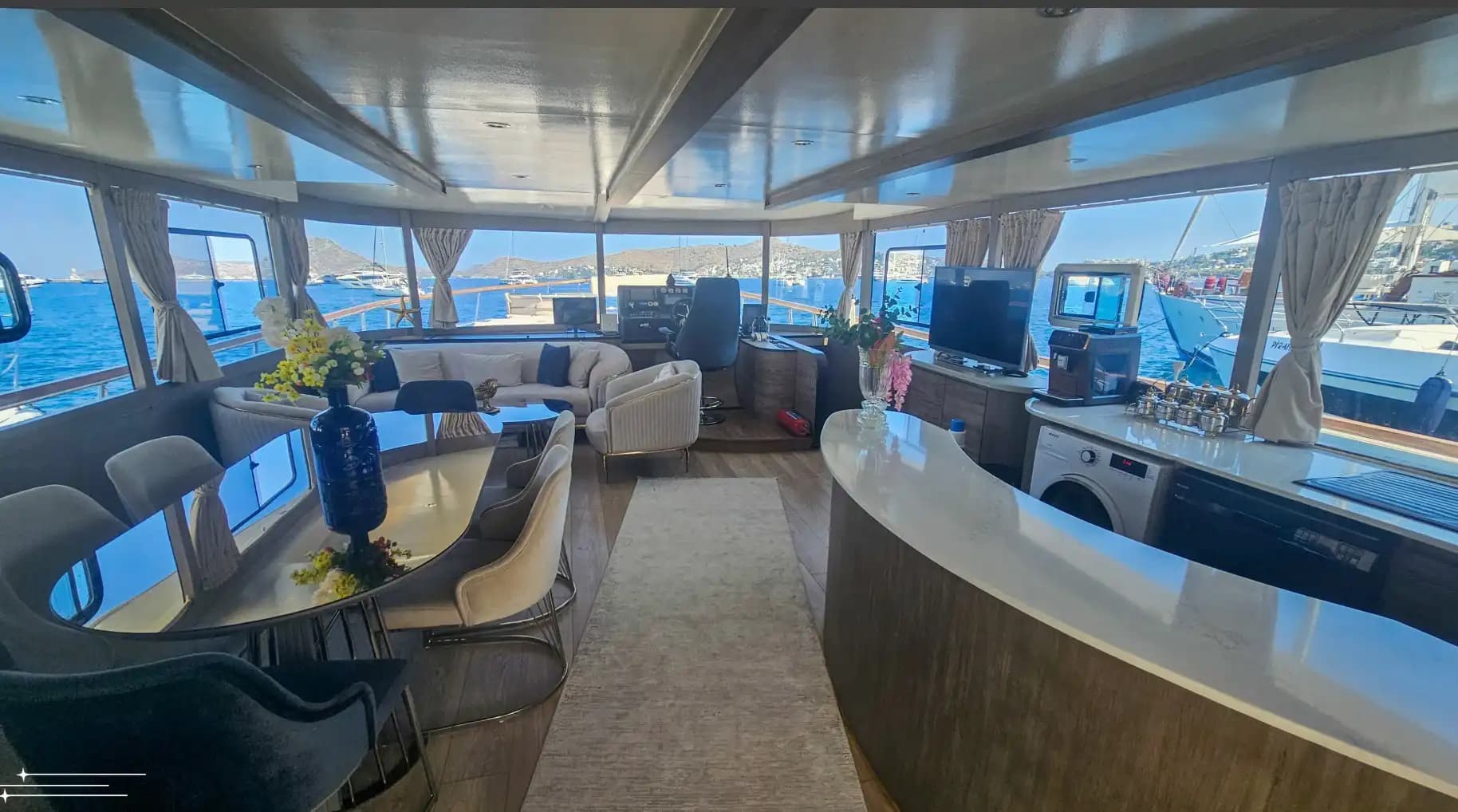 Bodrum'da 21m Lüks Motoryat Kiralama | 4 Kabin 11 Kişi Flybridge Konaklamalı 4