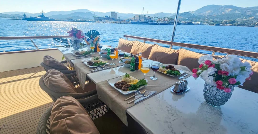 Bodrum'da 21m Lüks Motoryat Kiralama | 4 Kabin 11 Kişi Flybridge Konaklamalı