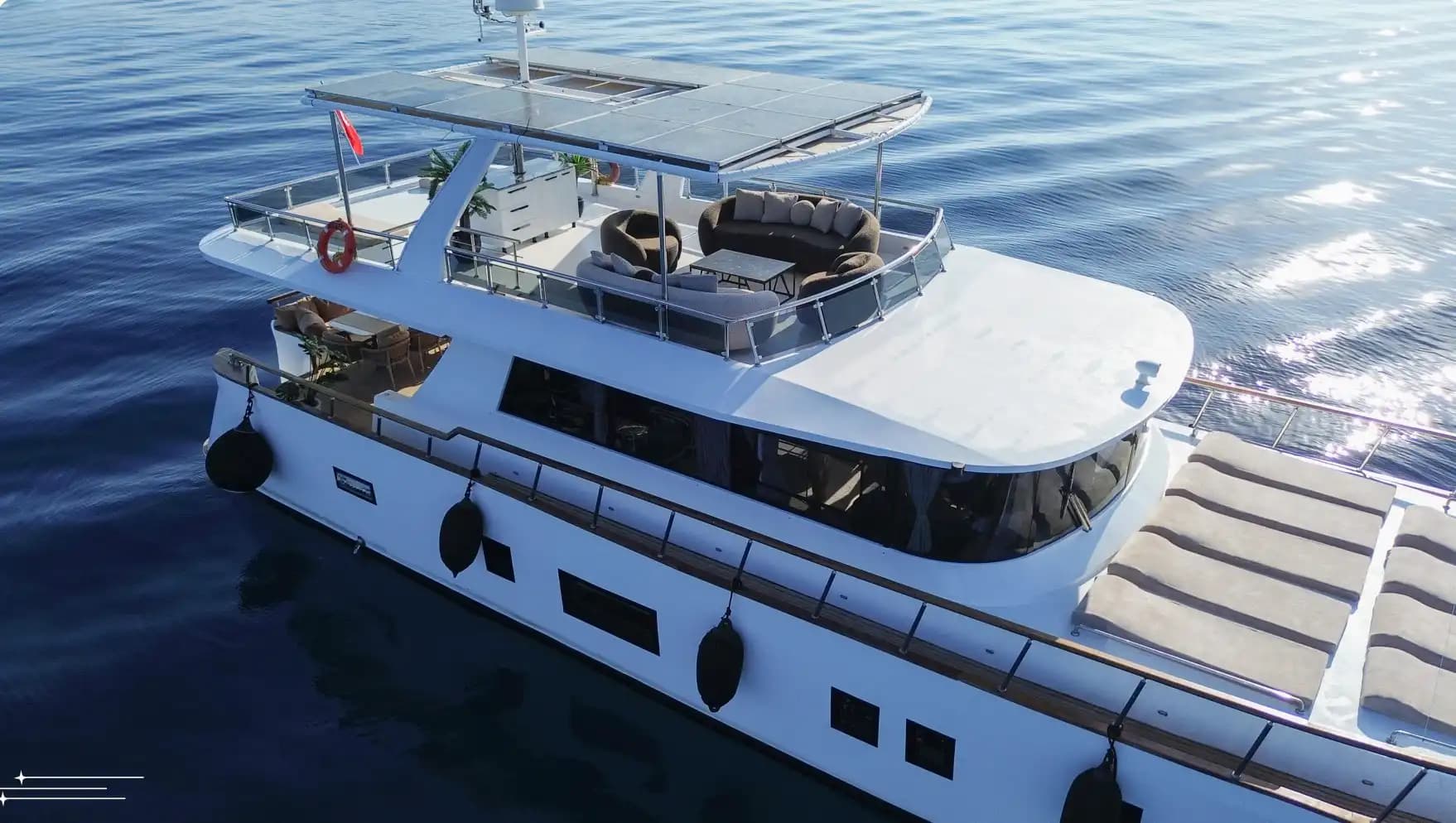 Bodrum'da 21m Lüks Motoryat Kiralama | 4 Kabin 11 Kişi Flybridge Konaklamalı 3