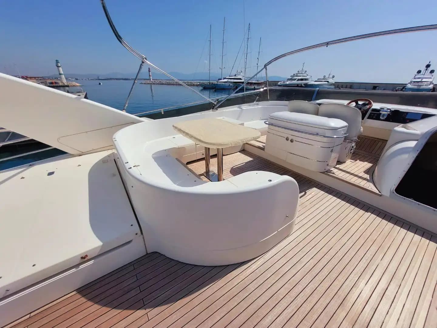 Bodrum’da Etkinliklere Özel, Şık ve Modern Princess Motoryat 15
