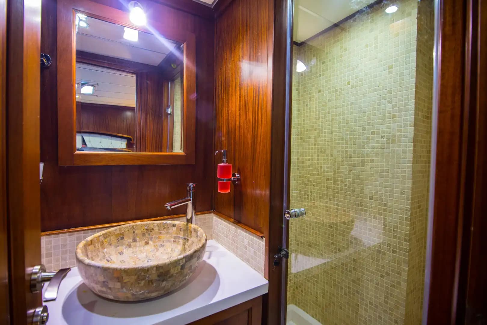 Bodrum'da Lüks Gulet ile Sakin ve Konforlu Bir Mavi Yolculuk 35