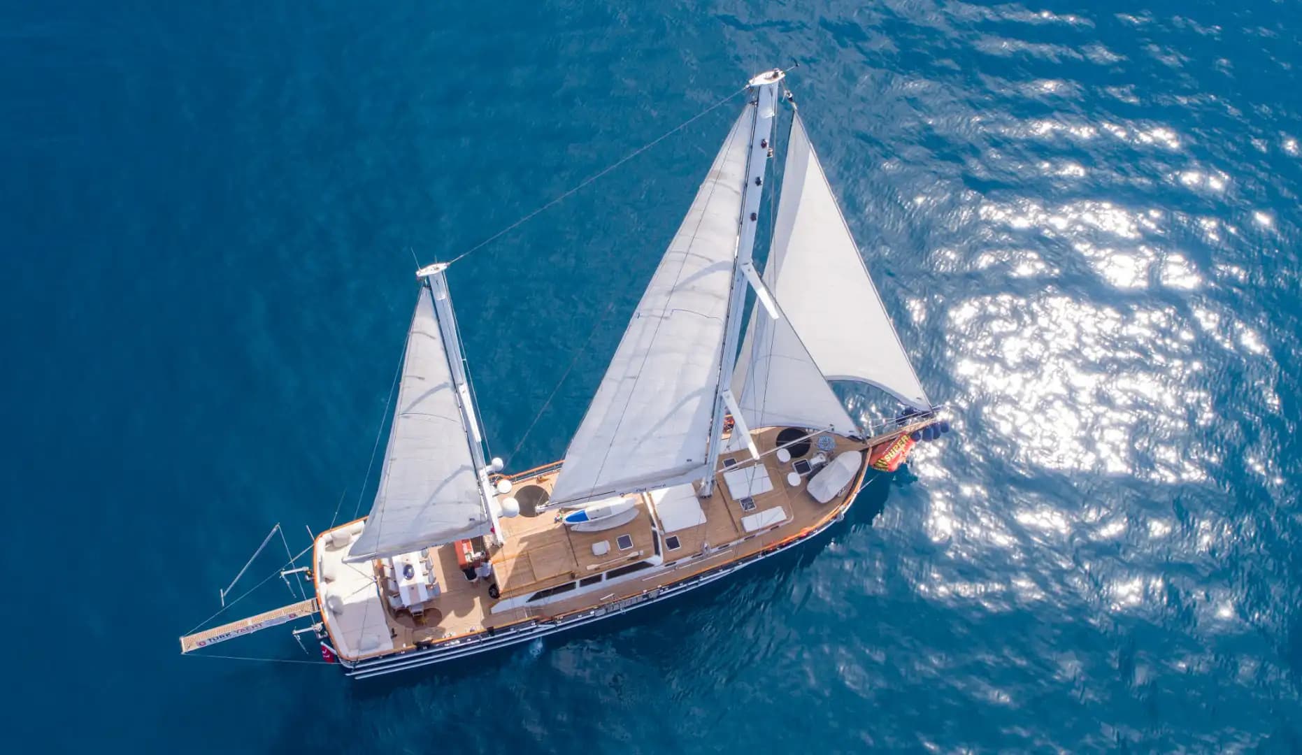 Bodrum'da Lüks Gulet ile Sakin ve Konforlu Bir Mavi Yolculuk 8