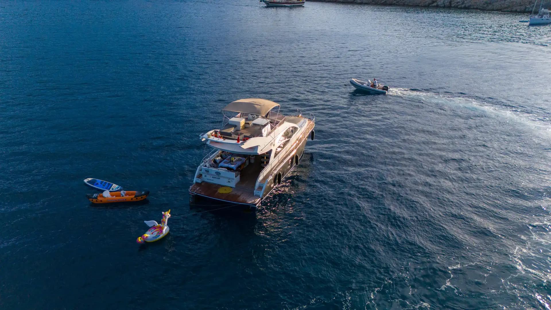 Bodrum’da Lüks Motoryat ile Konfor ve Eşsiz Mavi Yolculuk Deneyimi 7