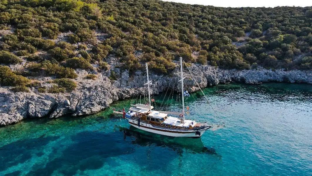 Bodrum'un Eşsiz Maviliğinde 5 Kabinli 10 Kişilik Lüks Gulet 2
