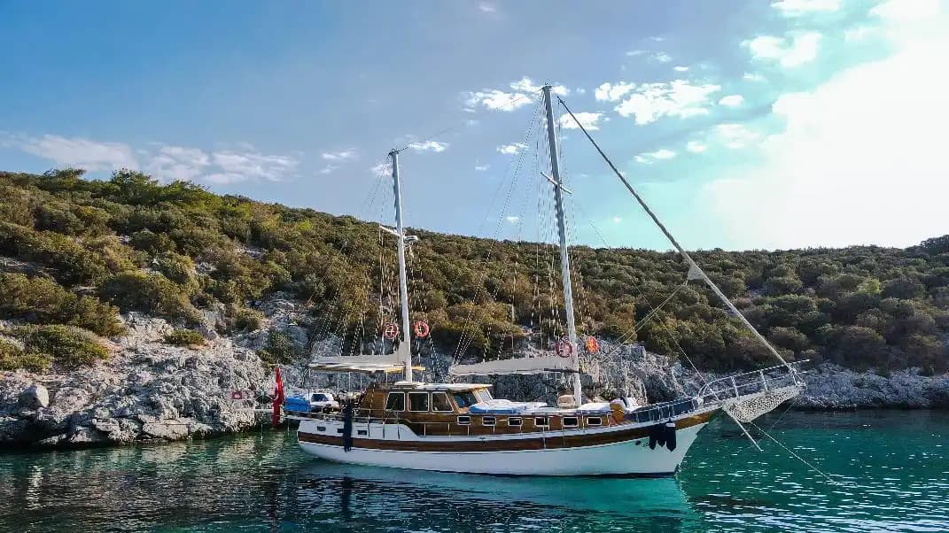 Bodrum'un Eşsiz Maviliğinde 5 Kabinli 10 Kişilik Lüks Gulet 7