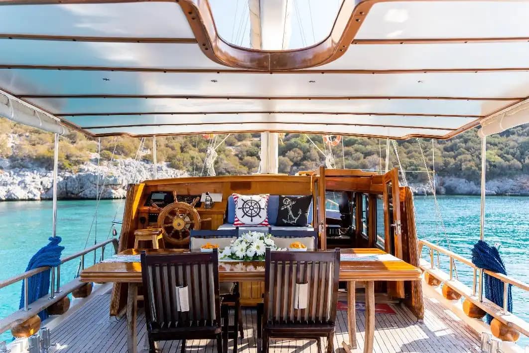 Bodrum'un Eşsiz Maviliğinde 5 Kabinli 10 Kişilik Lüks Gulet 4