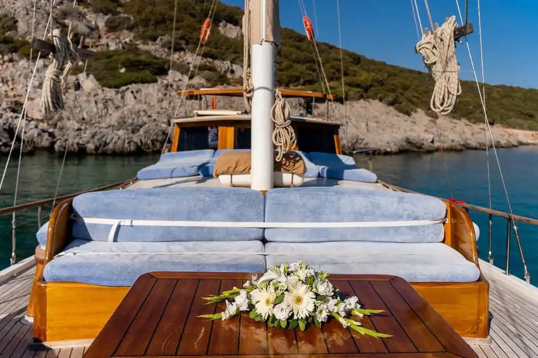 Bodrum'un Eşsiz Maviliğinde 5 Kabinli 10 Kişilik Lüks Gulet 3