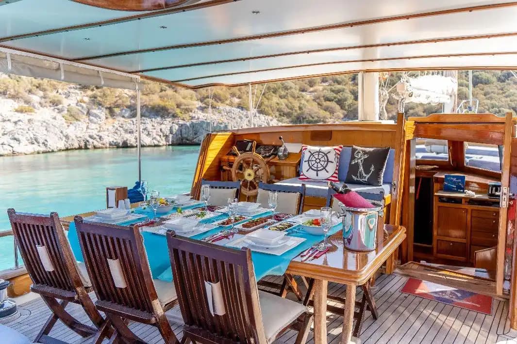 Bodrum'un Eşsiz Maviliğinde 5 Kabinli 10 Kişilik Lüks Gulet 10