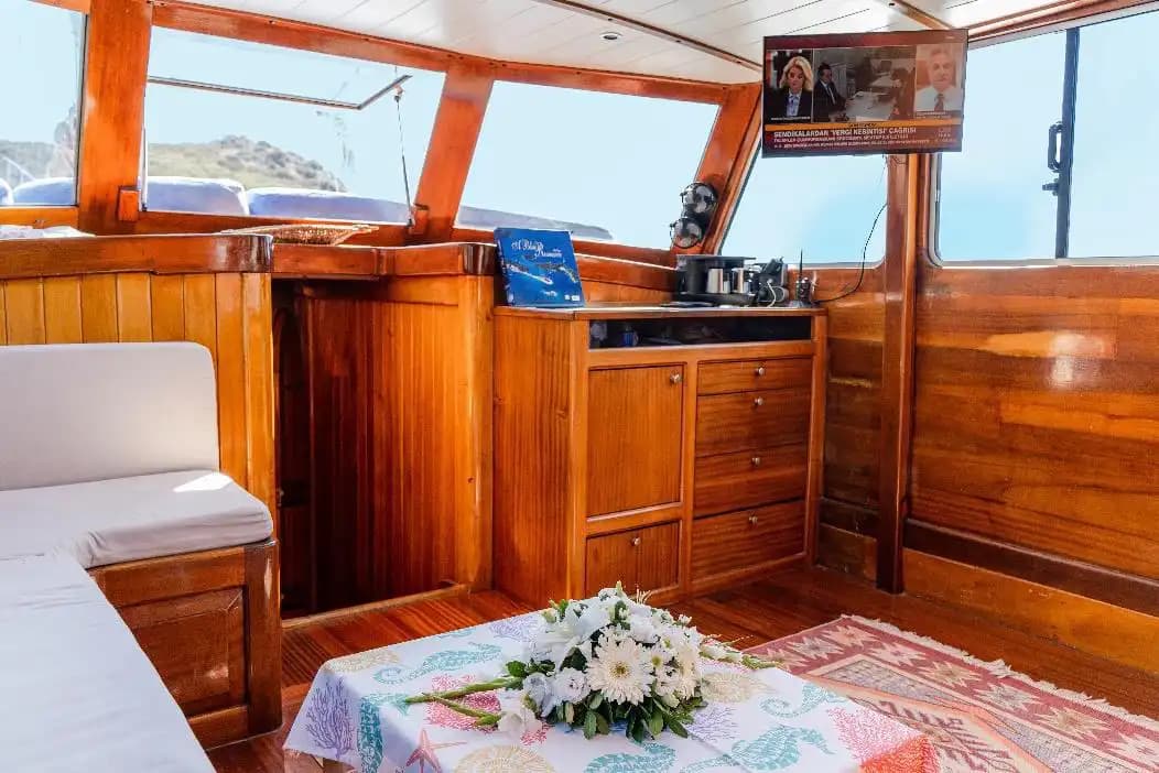 Bodrum'un Eşsiz Maviliğinde 5 Kabinli 10 Kişilik Lüks Gulet 11