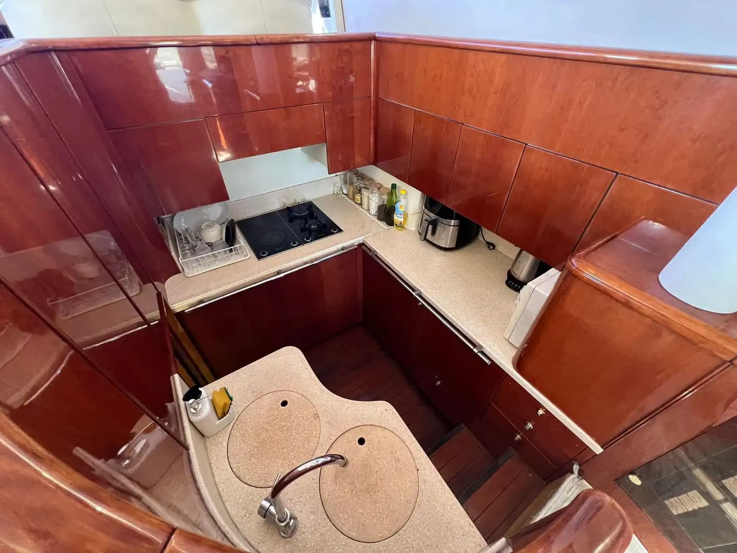 Bodrum'da Konforlu ve Modern, 18 Metre, 3 Kabinli Full Refit Motoryat 13
