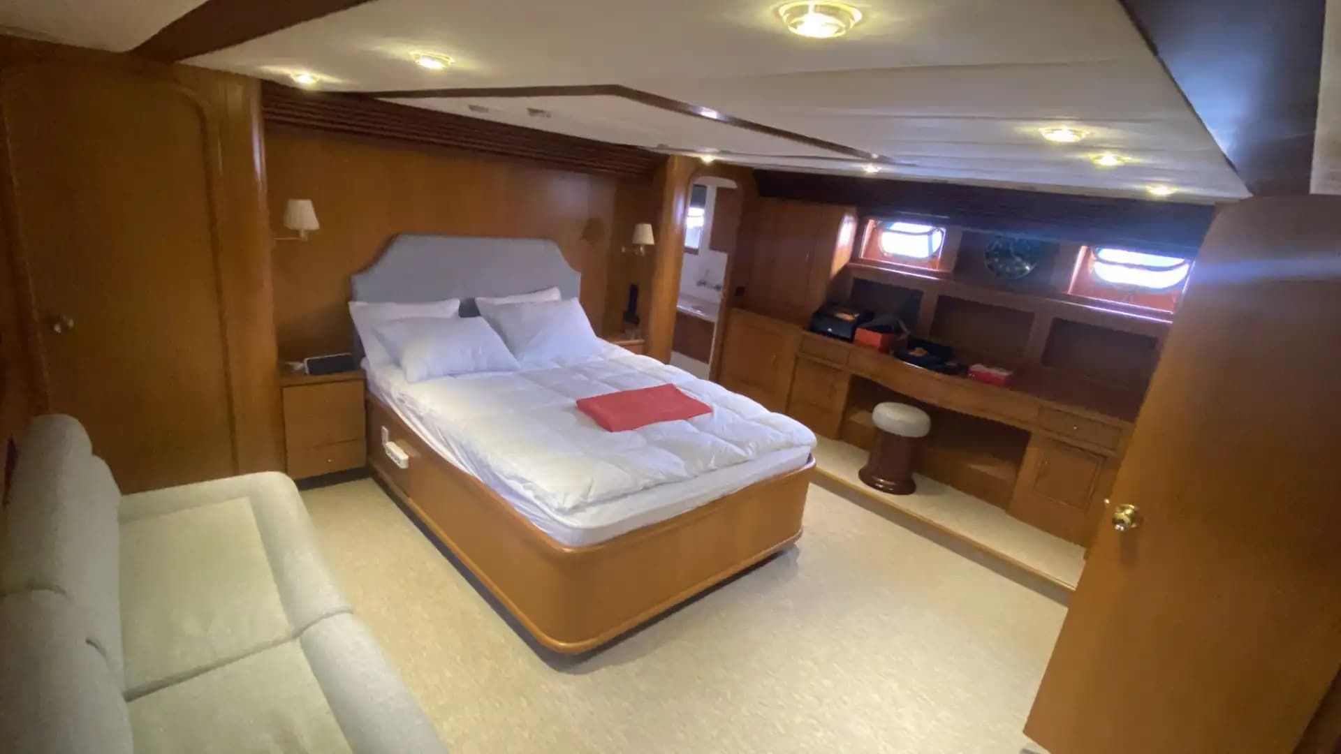 Bodrum'da Geniş Gruplara Uygun, 27 Metre, 3 Kabinli Şık Motoryat 5