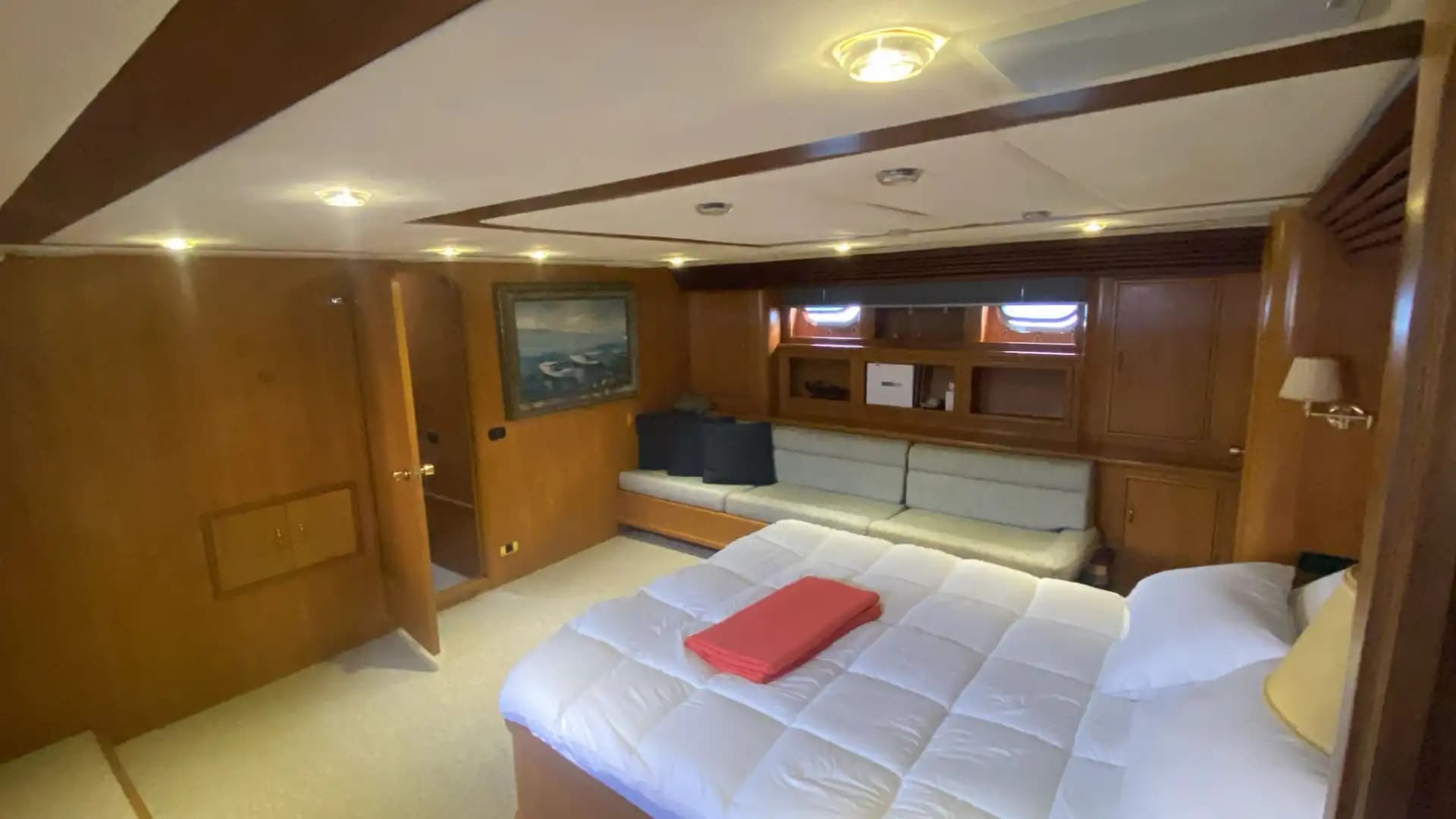 Bodrum'da Geniş Gruplara Uygun, 27 Metre, 3 Kabinli Şık Motoryat 9